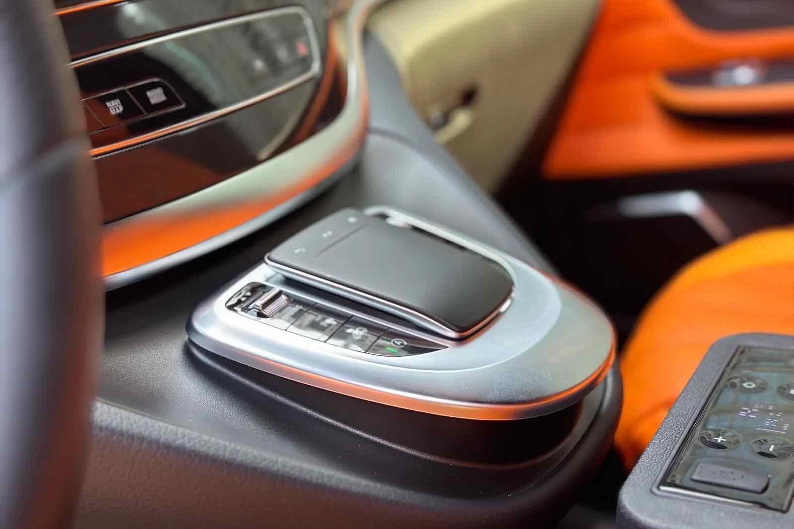 Mercedes V250 Falcon Edition for rent in Dubai, photo 4