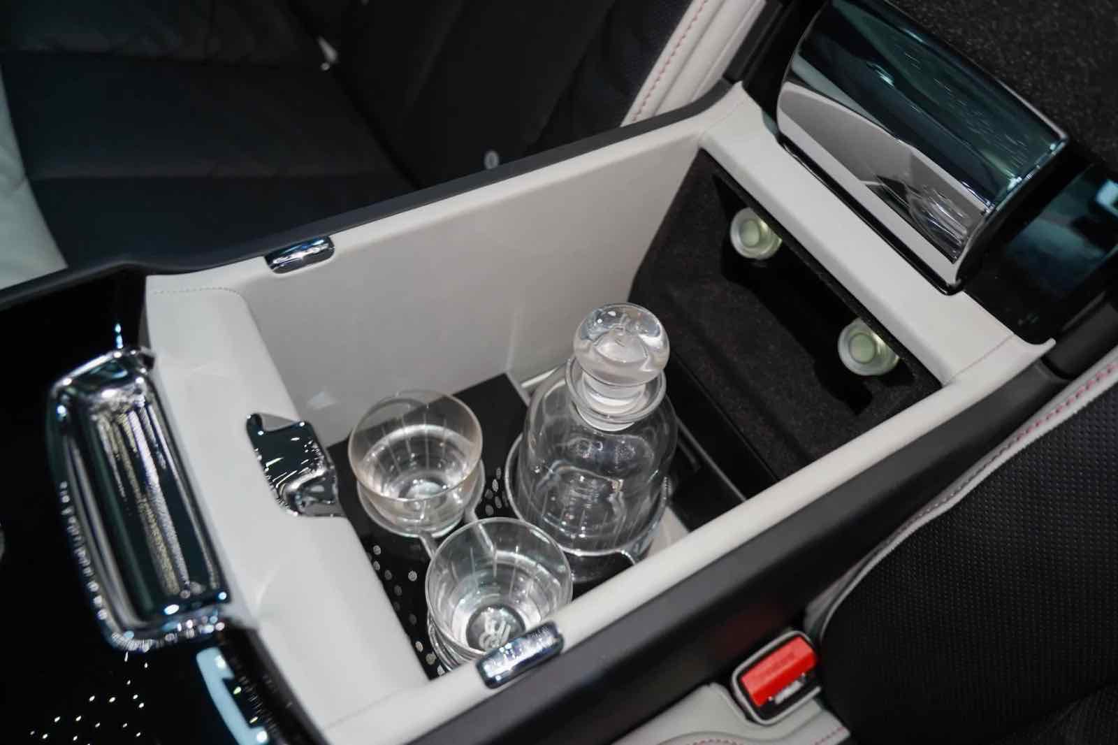 Rolls Royce Phantom Series II for rent in Dubai, photo 6
