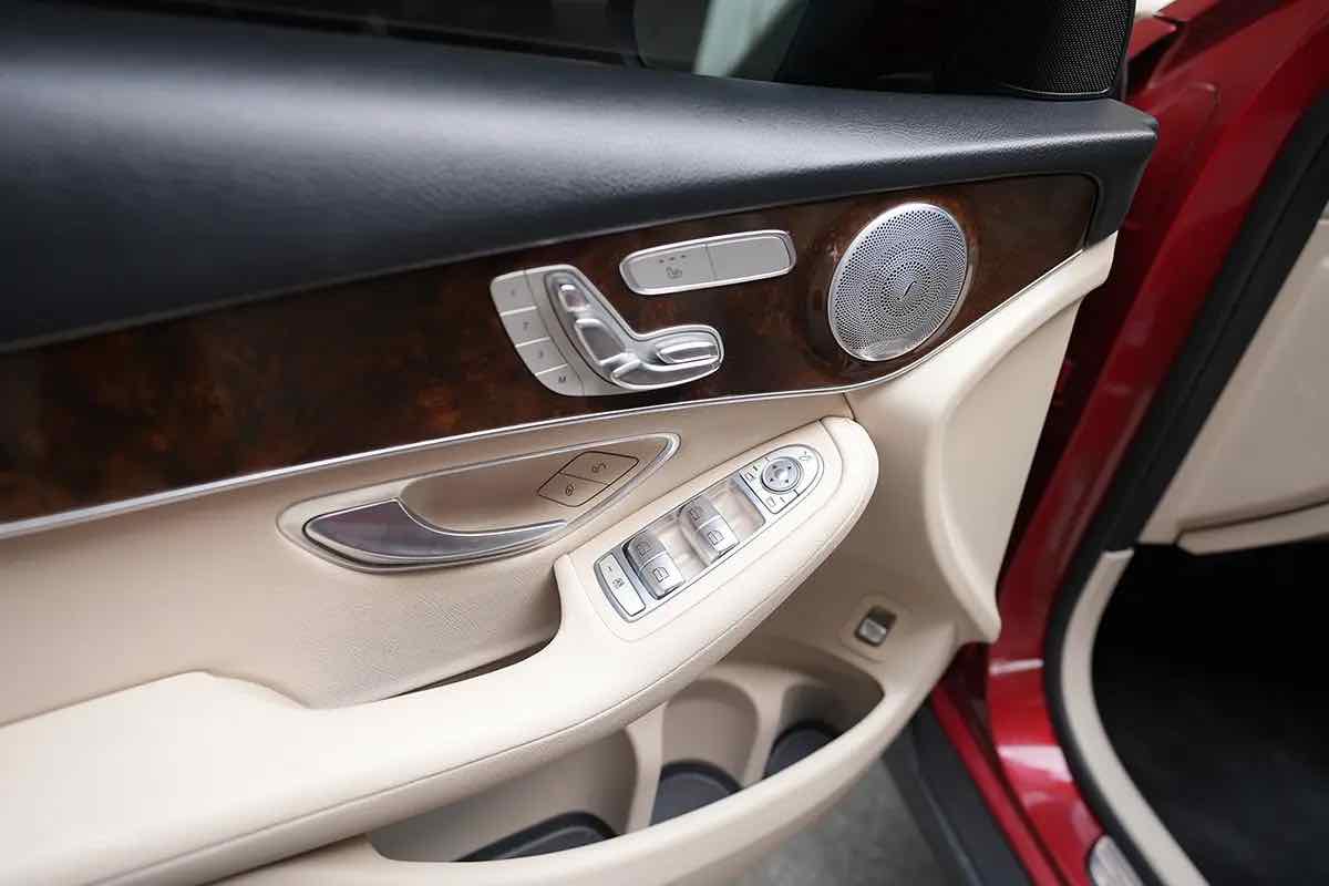 Mercedes GLC 300 for rent in Dubai, photo 5