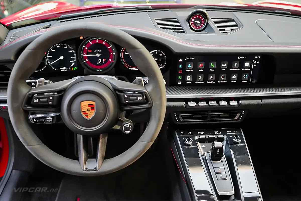 Porsche 911 Carrera 4 GTS for rent in Dubai, photo 7