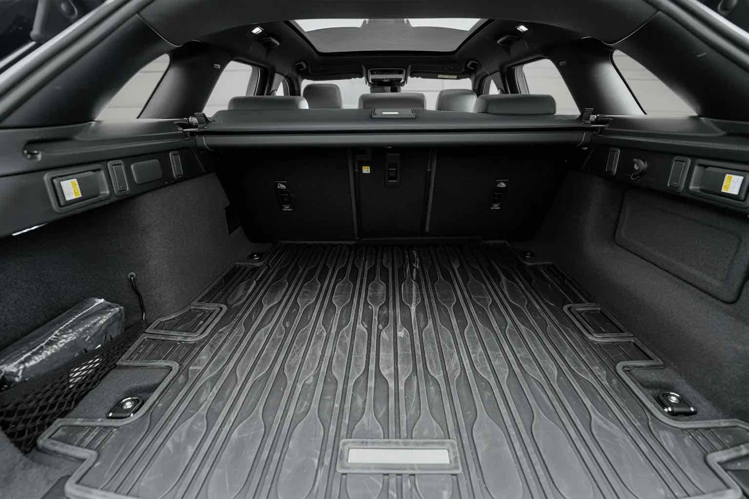 Range Rover Velar Santorini for rent in Dubai, photo 7