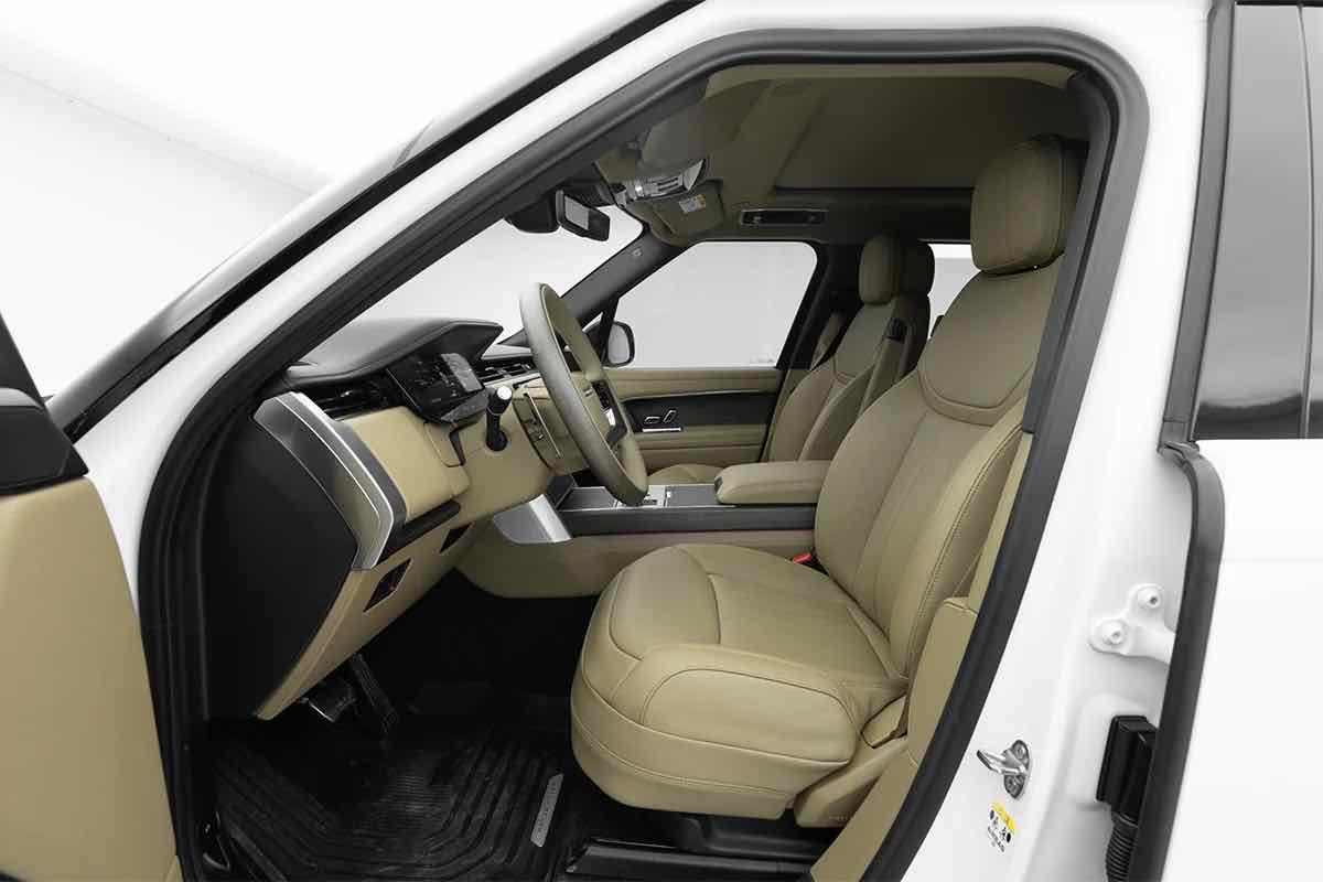 Range Rover Vogue Ostuni 2025 for rent in Dubai, photo 3