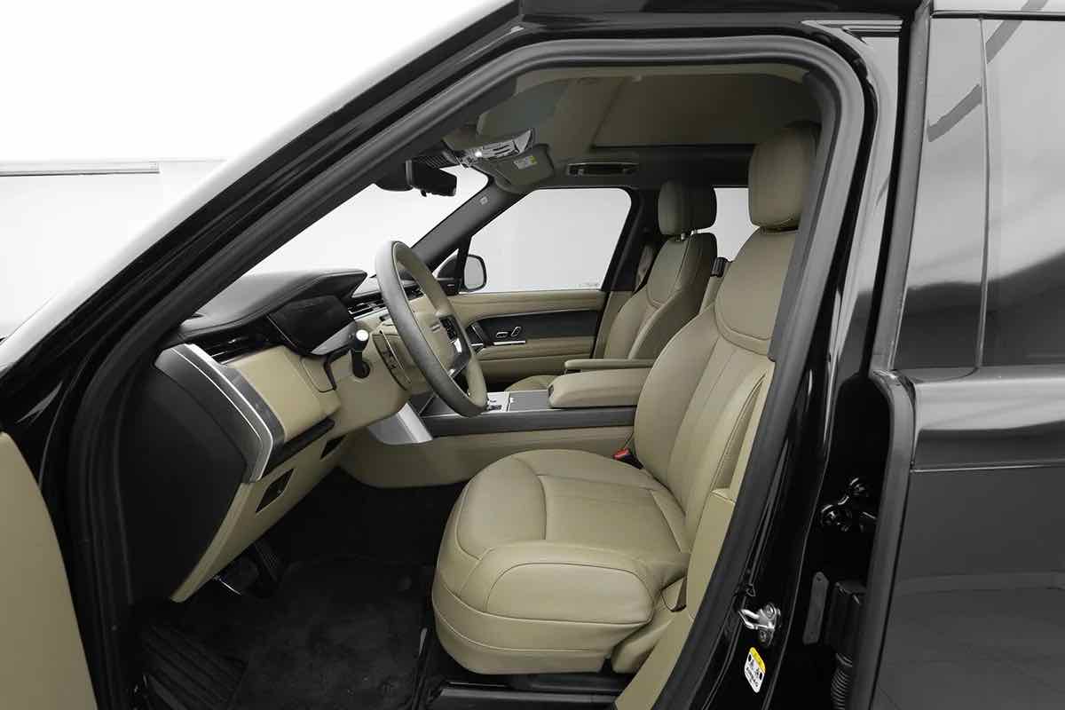 Range Rover Vogue Santorini 2025 for rent in Dubai, photo 3