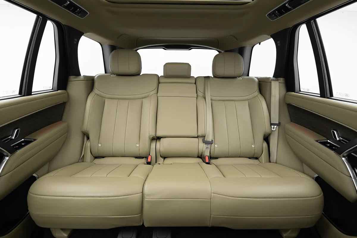Range Rover Vogue Santorini 2025 for rent in Dubai, photo 5