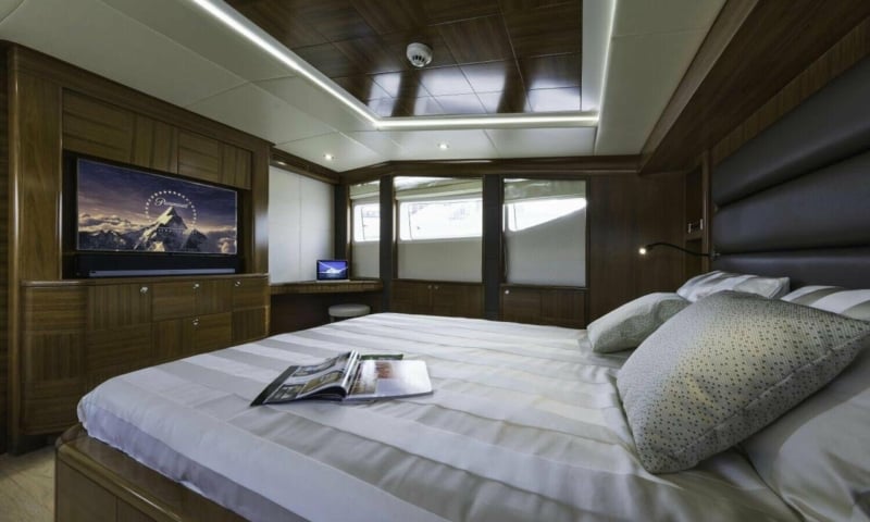 105ft Jacuzzi charter in Dubai, photo 2