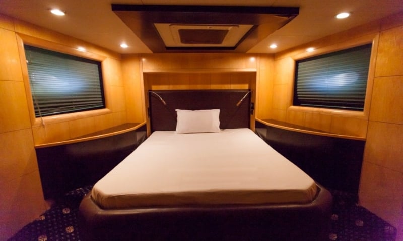 80ft Jacuzzi charter in Dubai, photo 2