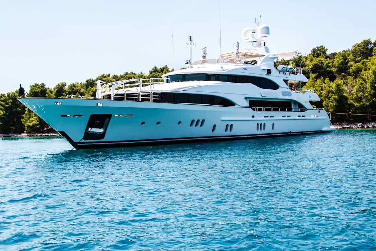 Yacht Charter Dubai: Prices, Routes & Booking Guide 2026