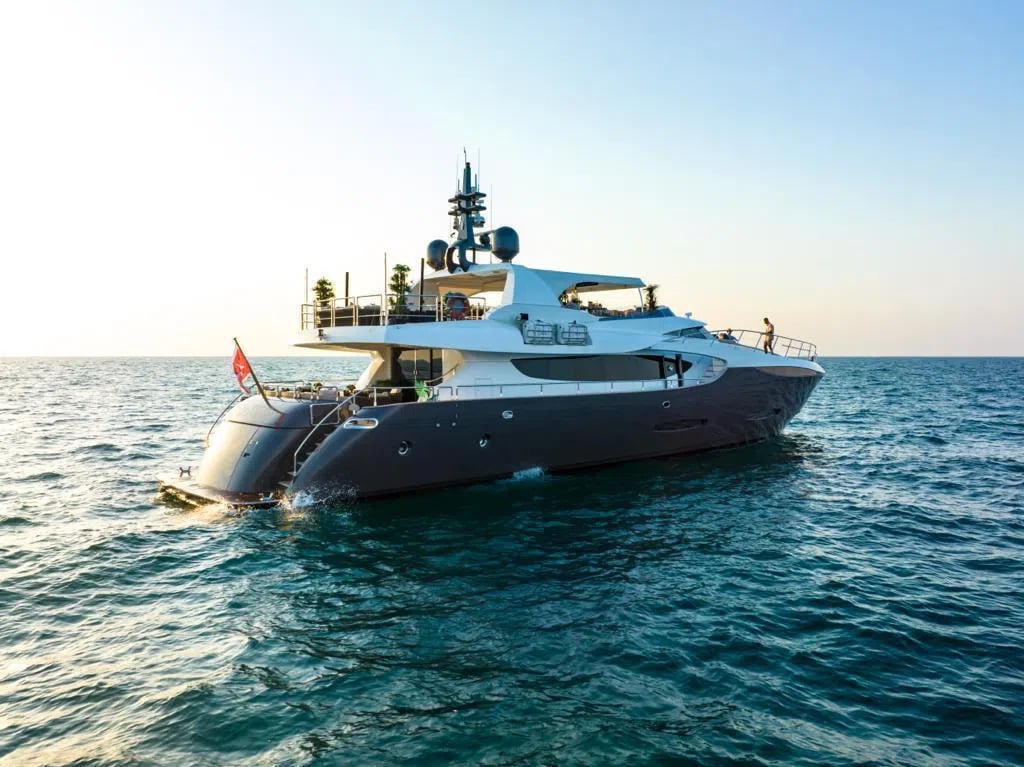 Sanlorenzo SX88 charter in Dubai, photo 3